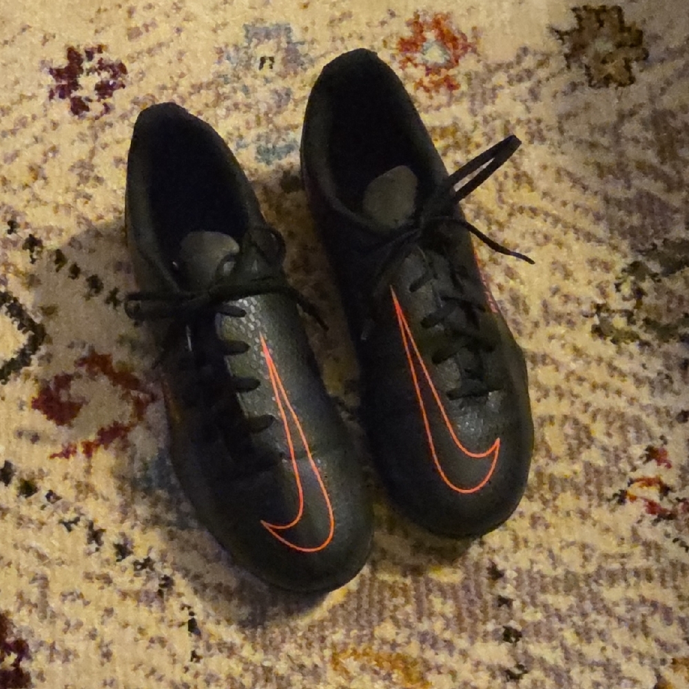 👪 Nike Phantom Youth Soccer Cleats Size 5.5Y